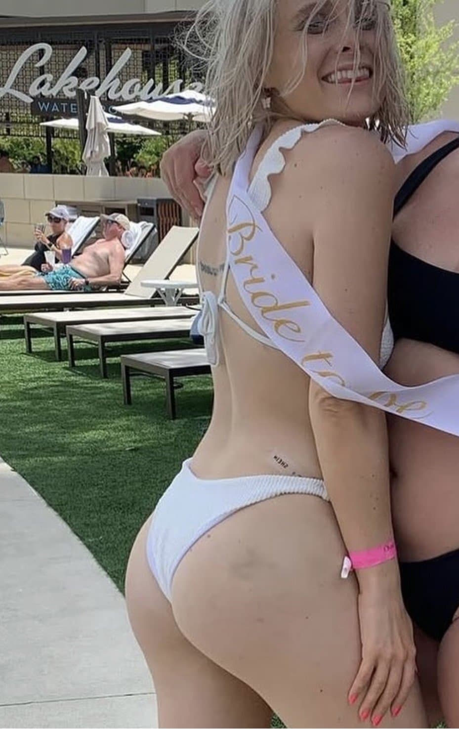 hot white amateur ass flash pussy spread(DM ME FOR REQUESTS) AI #164