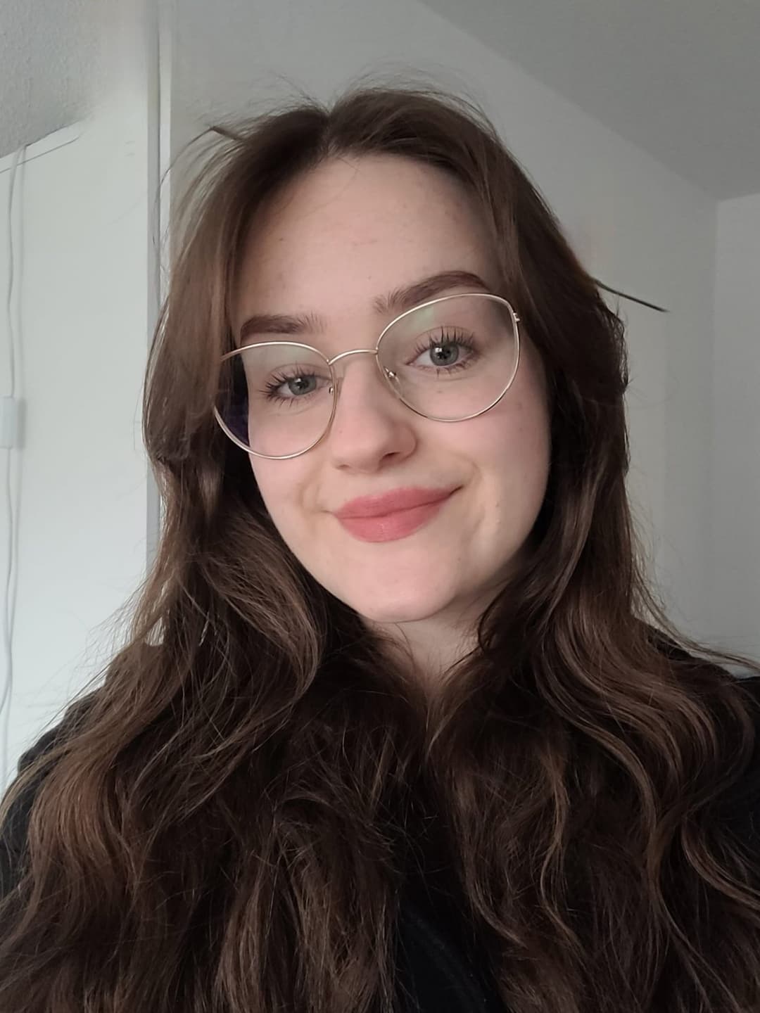 Cute webslut makes me wanna jizz all over her..