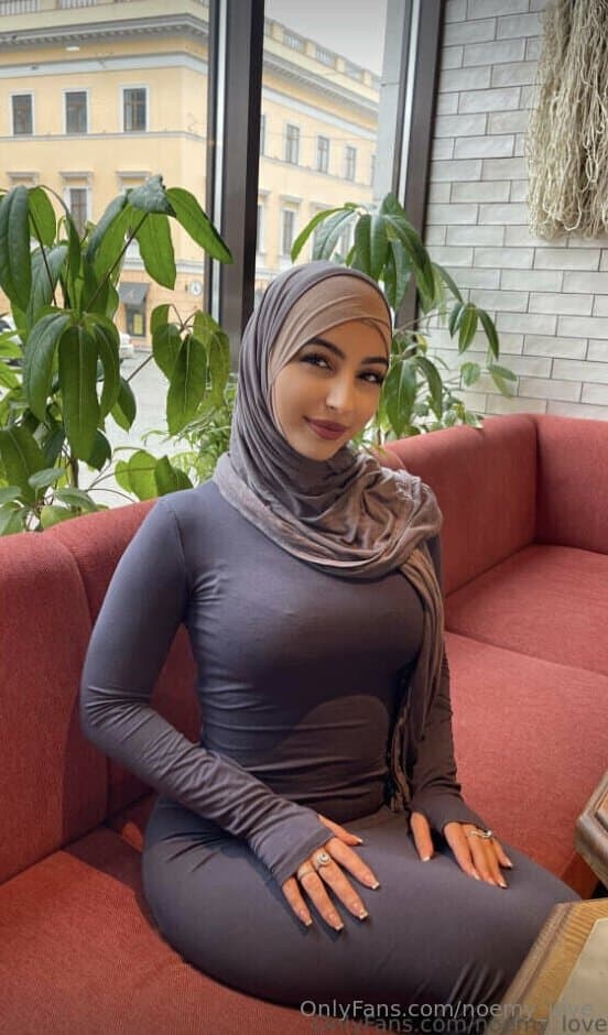 Noémy la plus grosse chienne arabe ?? ( Gros Seins - Gros Cul )