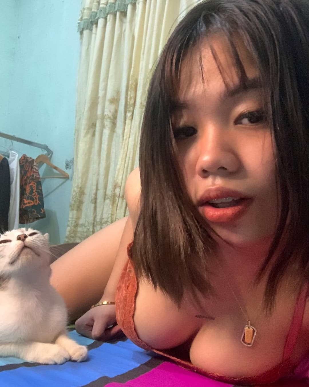 Pinay slut likes to show off her body on social media