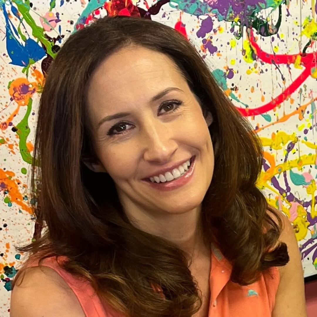 Art enthusiast Amanda makes some visual “art” by getting naked & fingering herself on the bus