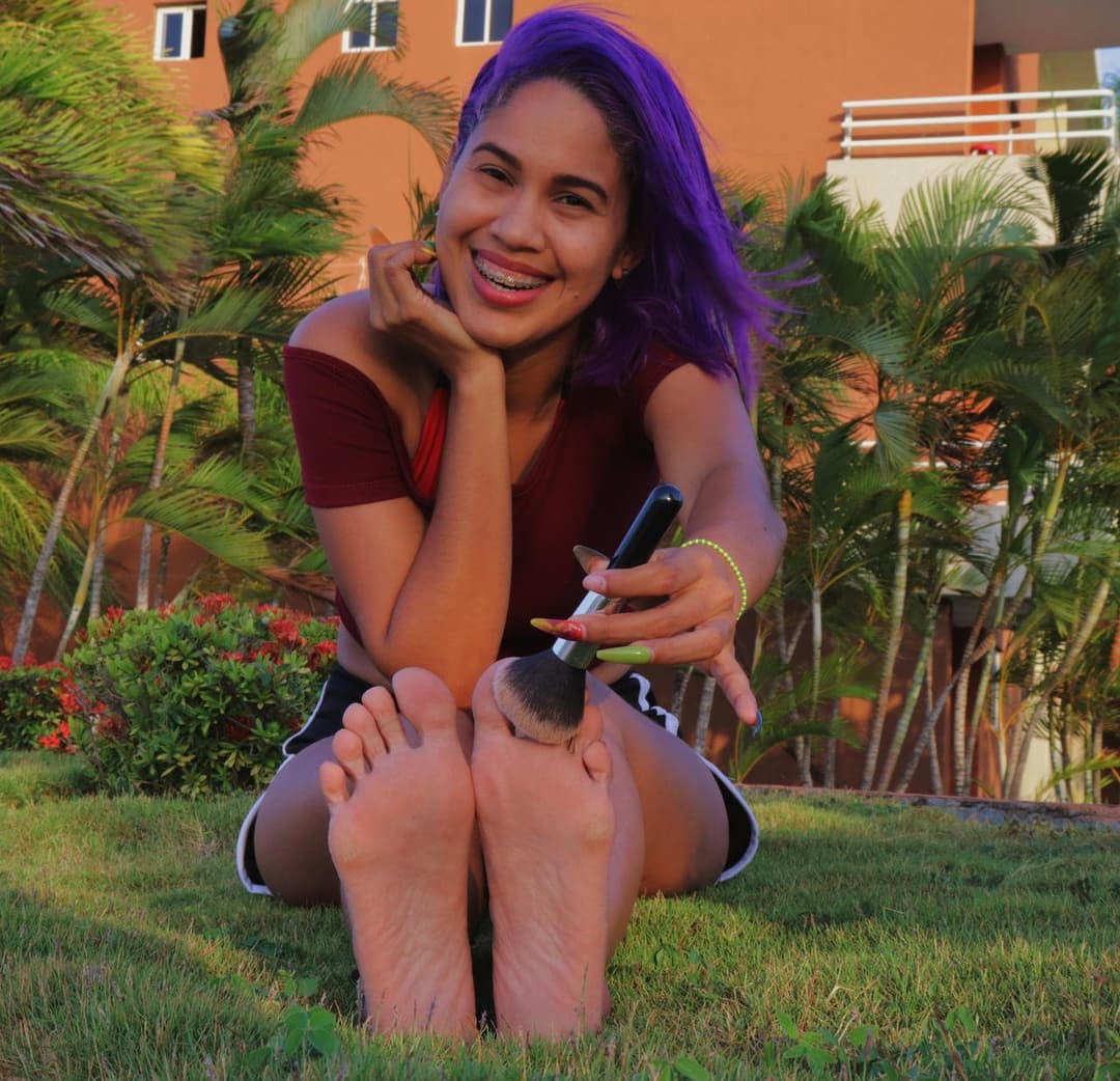 Amateur Latina Feet Catch Cum (AI Cum On Feet Template)