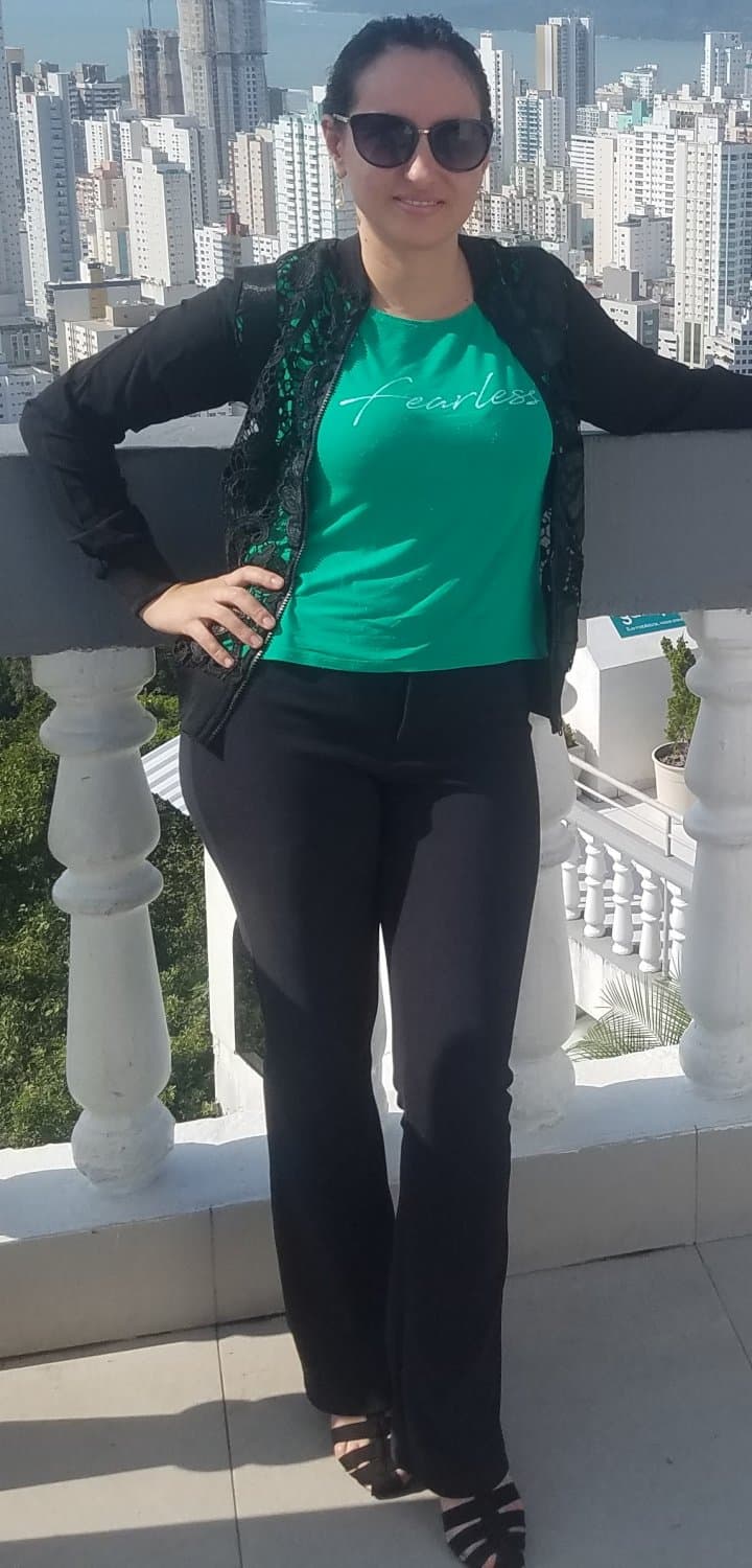 Olha a cara dessa puta,vou cobrir de leite essa cara de puta dela, q tesão meu pau ta se babando