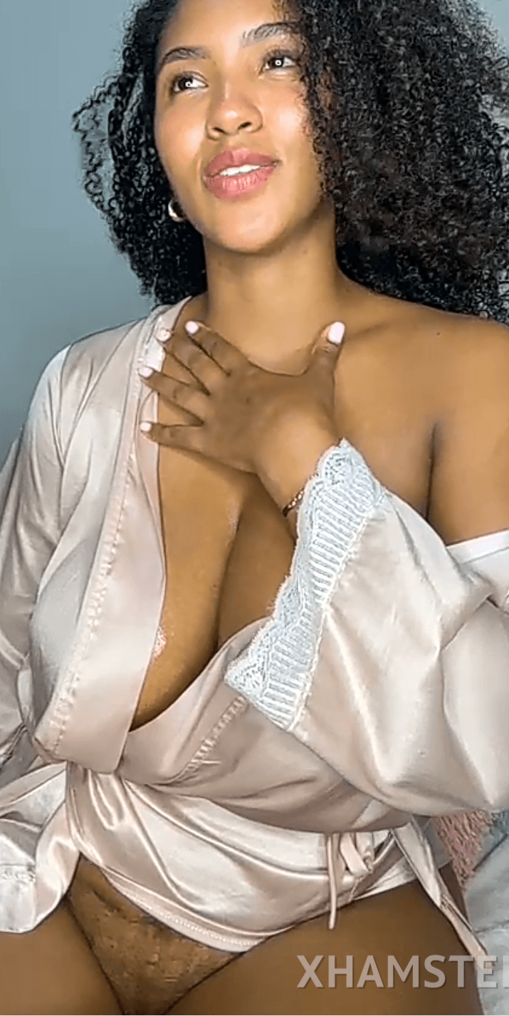 Sexy Colombiana huge melons