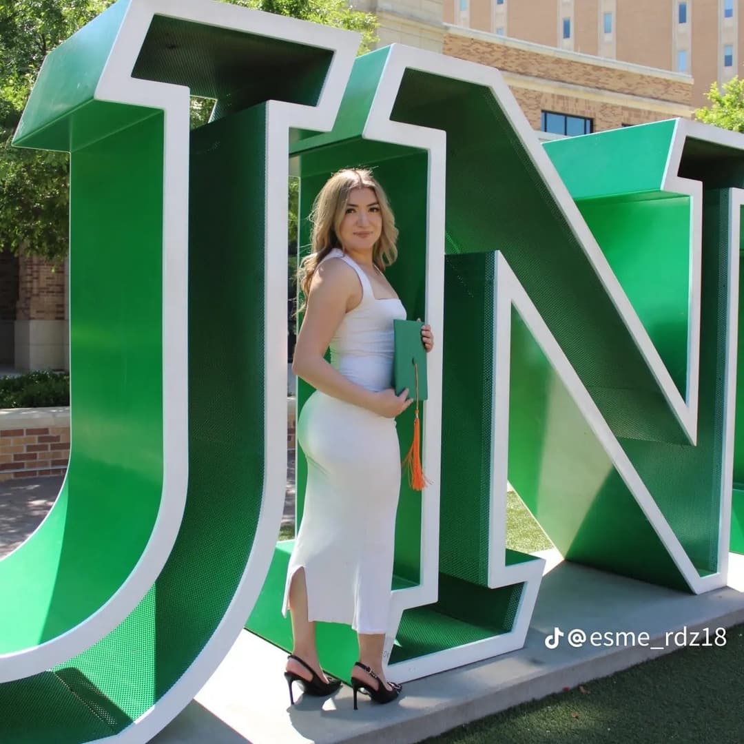 Tiny guy gets fucked - aShemaletube.com_1