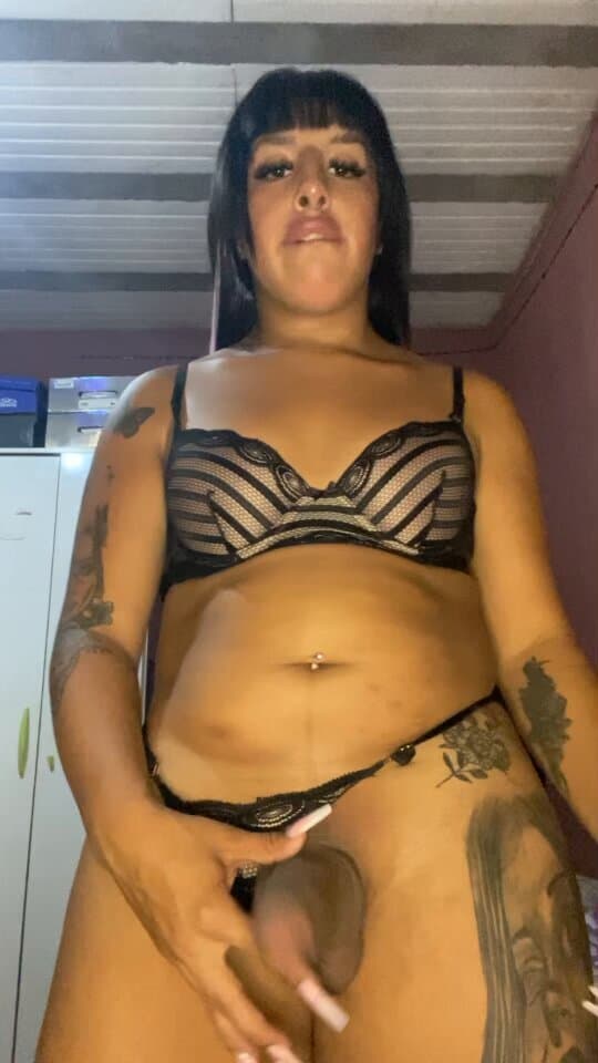 Click to view full size La coqueta o arianagostina famosa trans argentina negra villera creo que le gusta mucho el semen