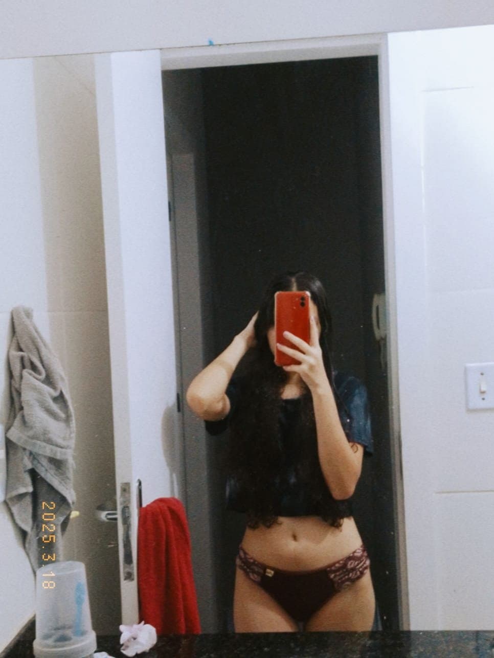 Novinha magrela dando e pagando boquete até gozarem nela!! Branquinha safada