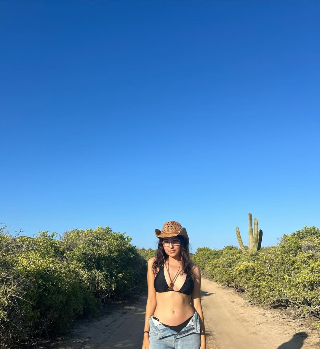 PARA TIRARLE SEMEN EN LOS LENTES?? (DIA 4) 1 DIA 1 PUTA HASTA ENCONTRAR A MI HERMANA "DEXIRE"