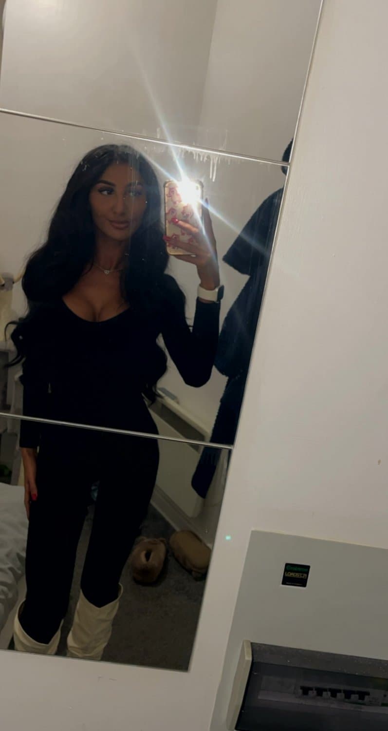 Is it that obvious I’m the hottest girl the second I enter the room