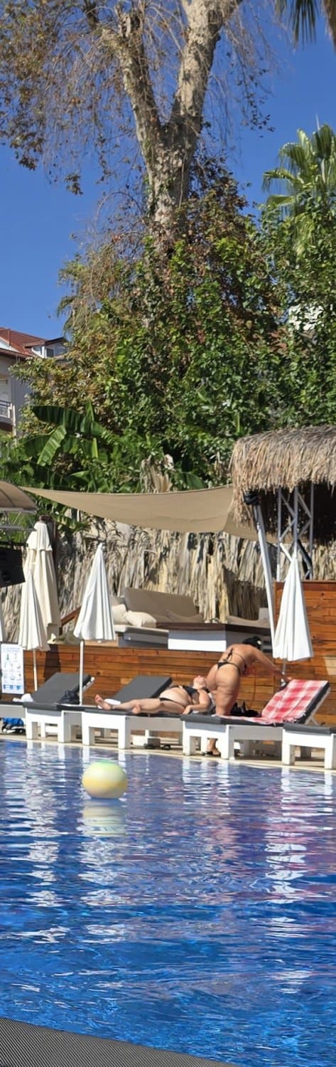 Pool side fat ass slut creepshots