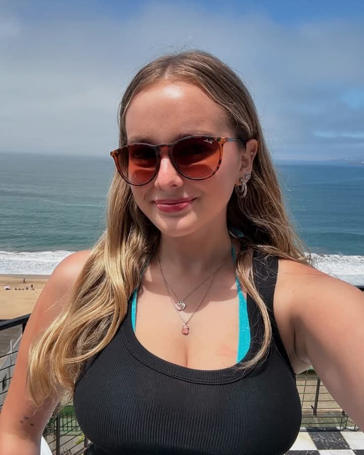 La puta tetona de Giulia, esta recien desbloqueada con 18?lista para recibir una cogida brutal