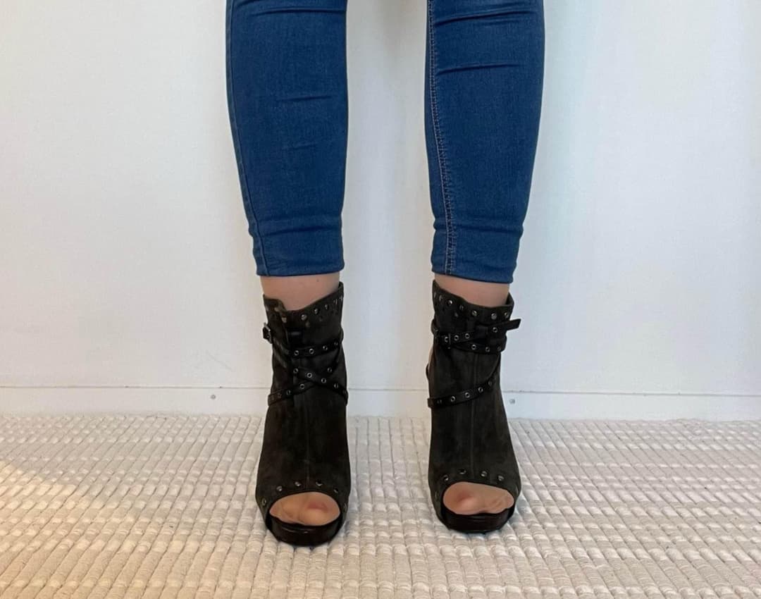 Tan Nylon in High Heels ???