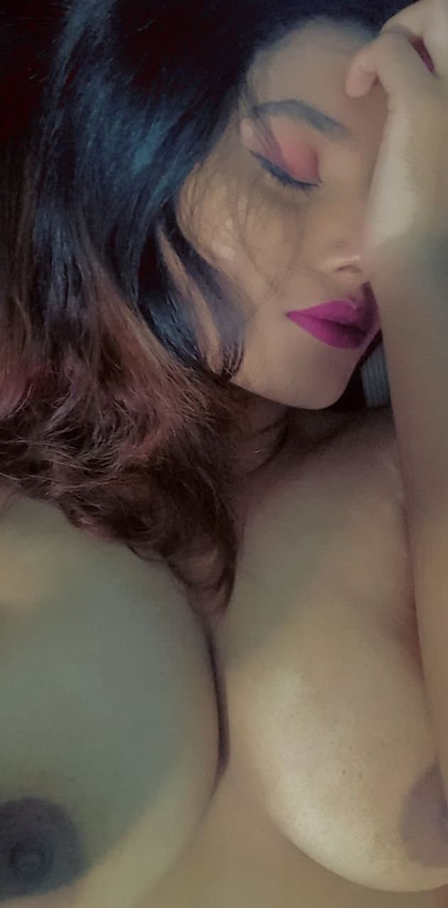 Extremely beautiful hot sexy bangladeshi girl
