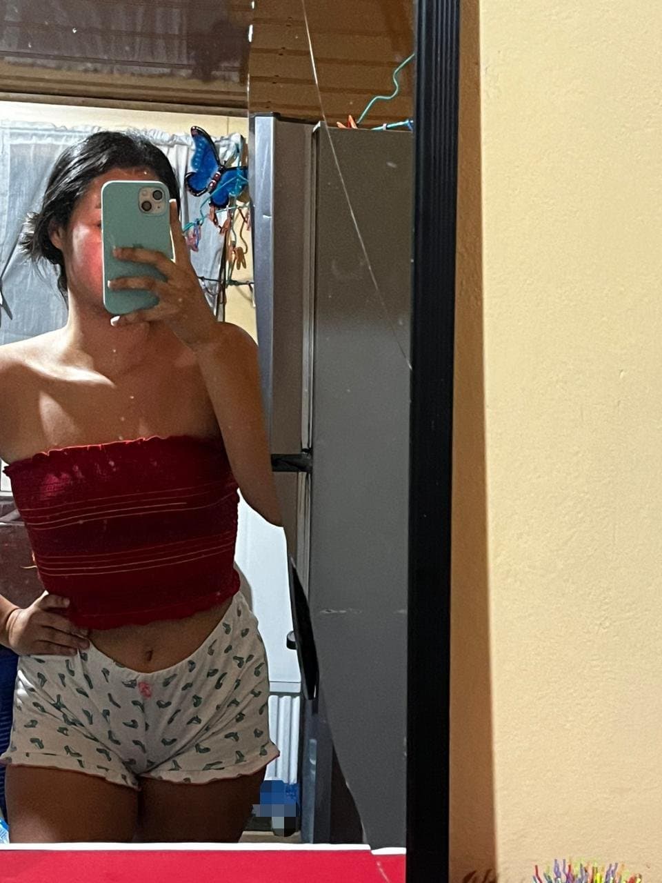 Fresia es una putita de 20 años con uno labios carnosos y le mama la verga a su abuelo?