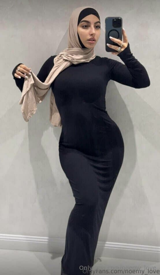 Noémy la plus grosse chienne arabe ?? ( Gros Seins - Gros Cul )