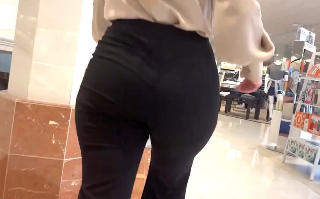 Sexy Big Ass Mom Working Candid