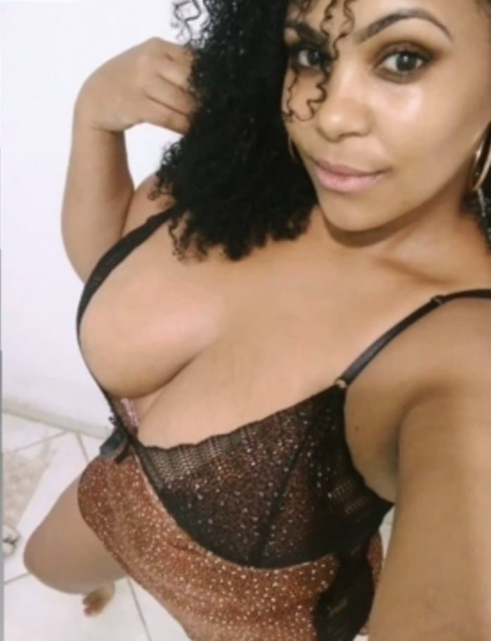 Coroa morena gostosa de Jacareí adora se exibir de lingerie | Coroa rabuda e peituda