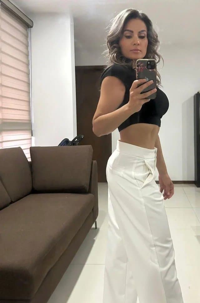 Sunday funday, messy but sexy hair. 42F