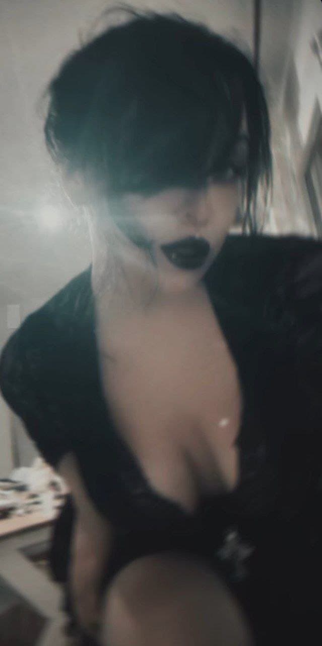 Big titty slut loves suckin big cocks