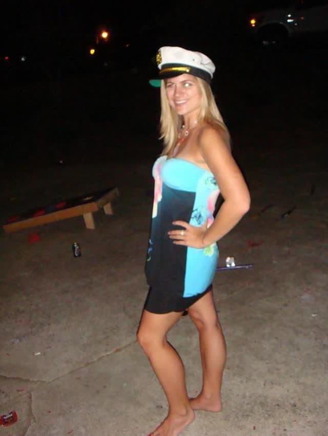 She went to a party without panties before fucking and showing her broken ass