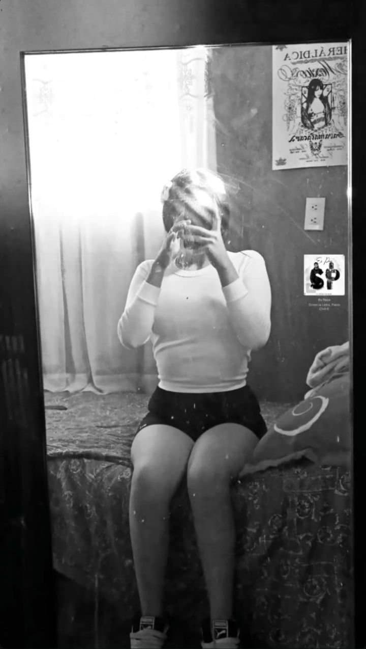 Morrita pendeja colegiala que le gusta ser exhibida y es adicta a tragar semen