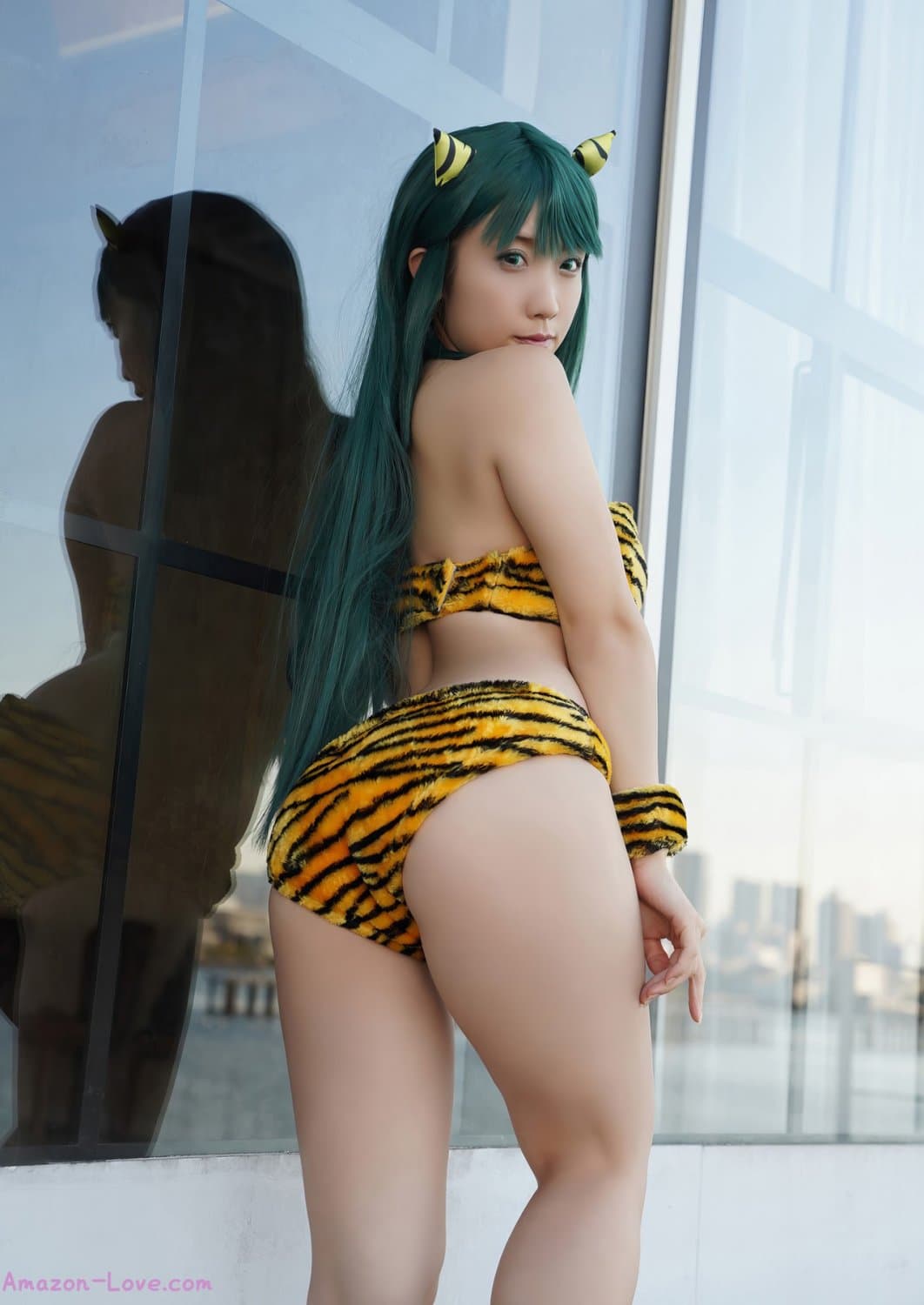 Momo Taiga 大河もも, スピサン グラビアフォトブック 「Tigar Peach」 –