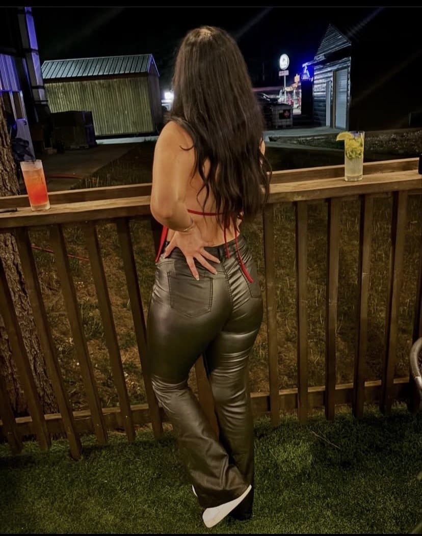 Snowbunny bitch Cat only lets black clap those big buttcheeks