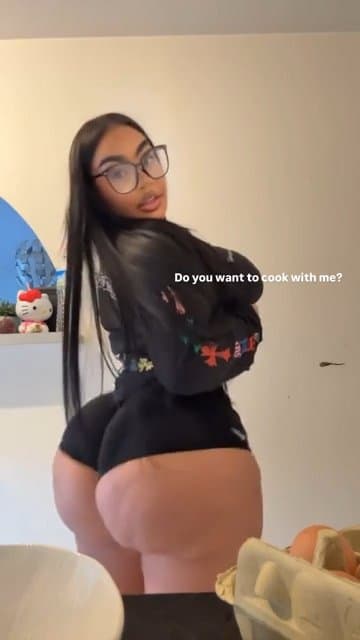 HOT BIMBO MONICA LOVES SHAKE HER HUGE THICK PAWG ASS