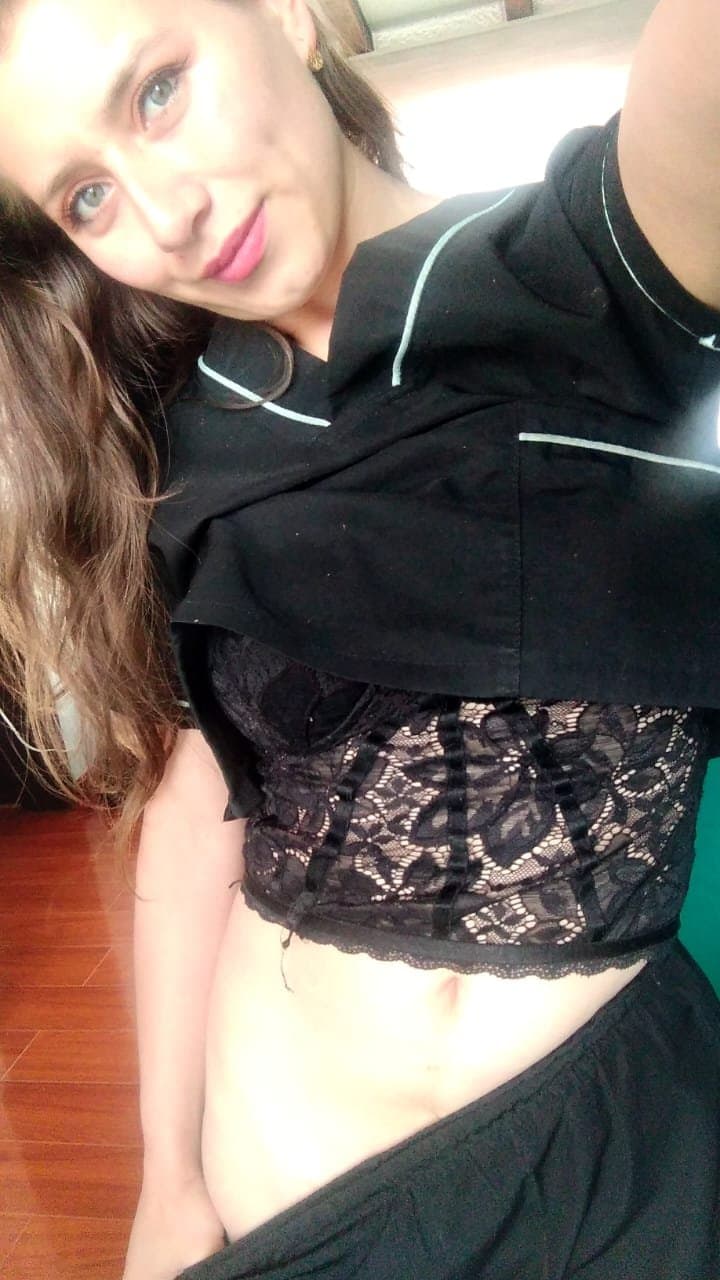 Masajista erótica - Oral al natural - masaje final feliz - penetración vaginal - puta ojos azules.