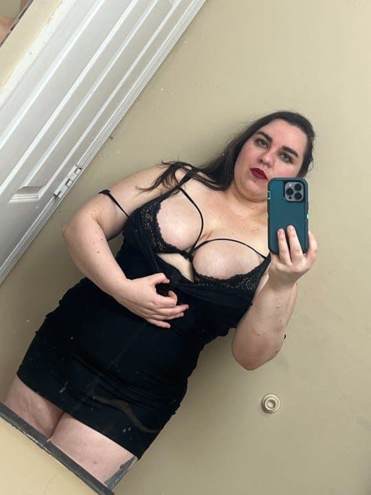 Gordinha se exibindo com as lingeries