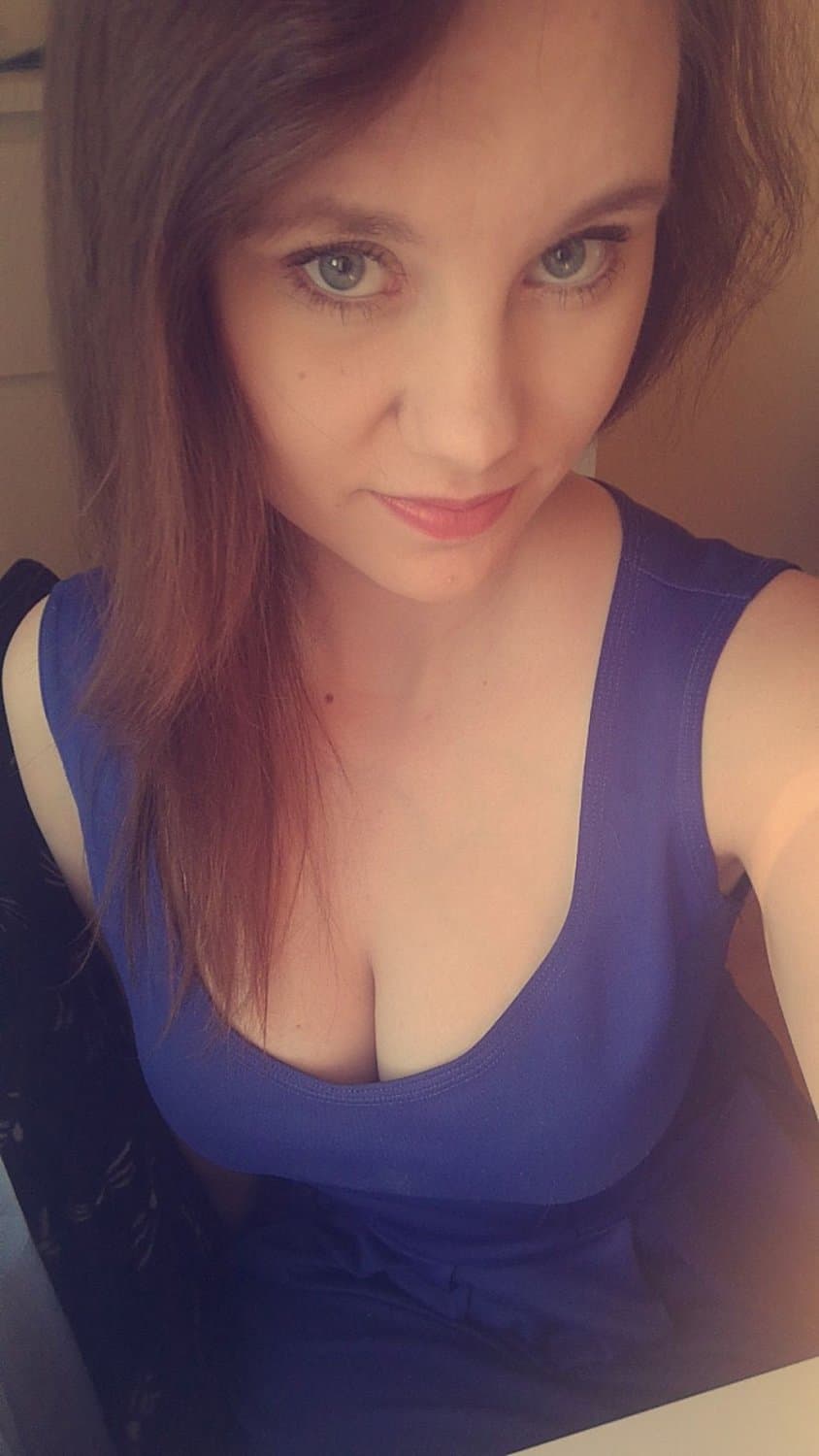 Cute foreigner Karolinka and her bangin natural curves! ?