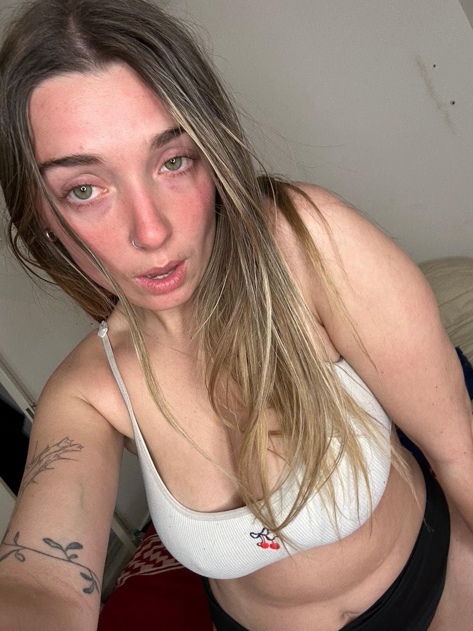 beautiful mom squirts on cam