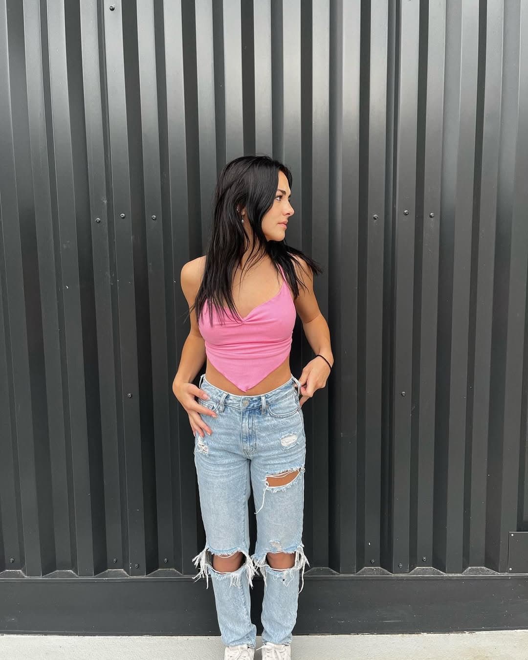 Cousins 19yr old best friend let dude pull her pink top up holding his head as he sucked her titties