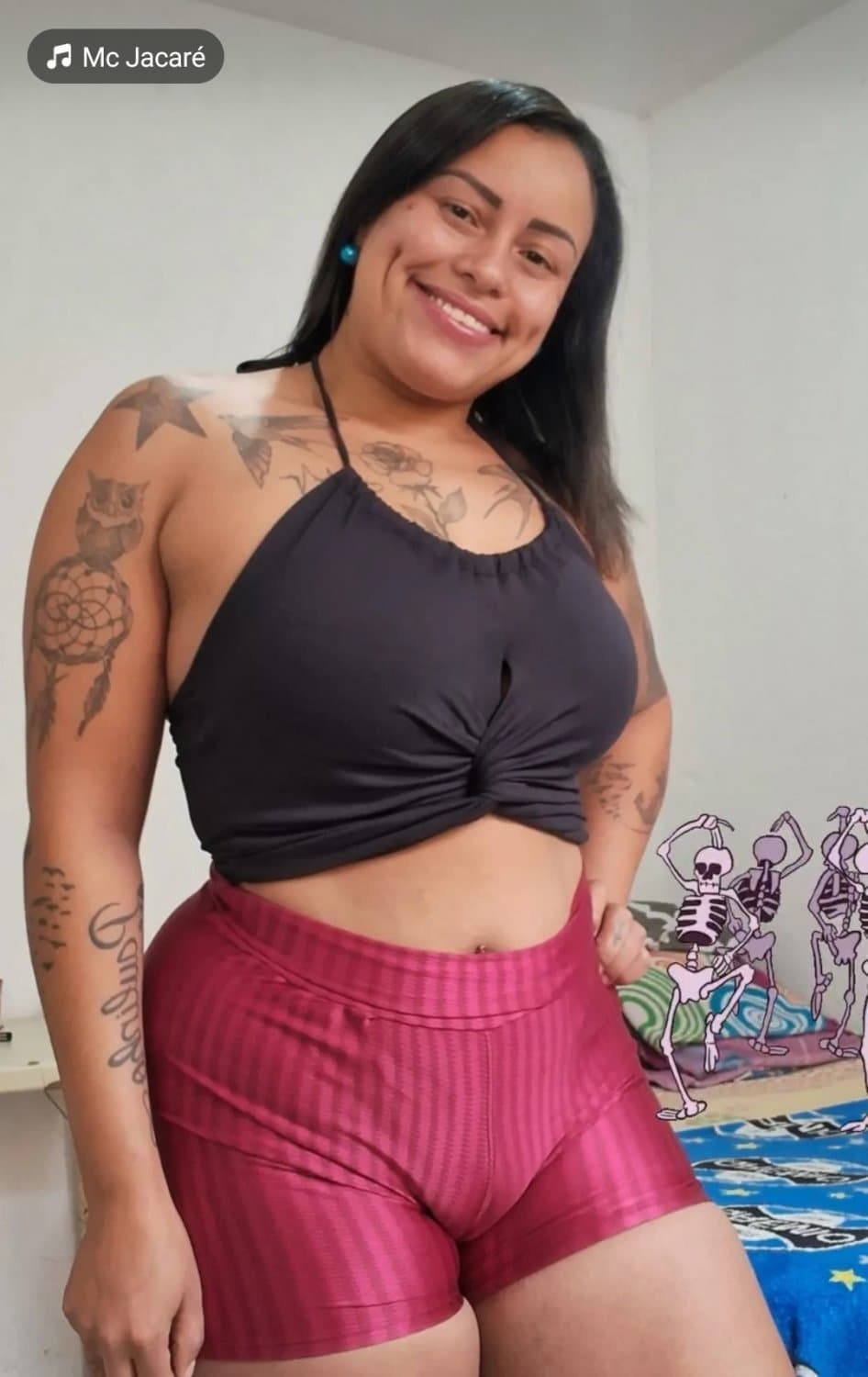 Morena bucetuda, exibe o capô de fusca | Thick Latina, thick pussy cameltoe
