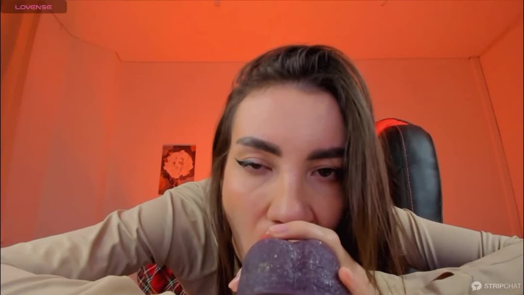 seksikäs Kriss imee dildoa