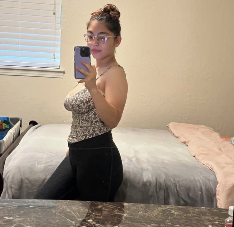 Salpicaría toda mi leche de ver como ya le cuelgan las enormes tetas a mi prima Sara