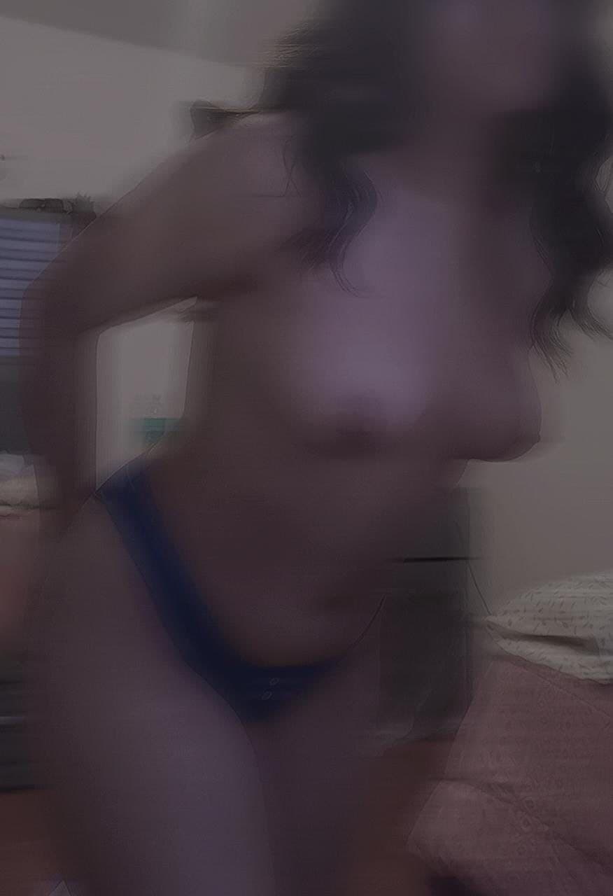 Se pone cachonda estando sola