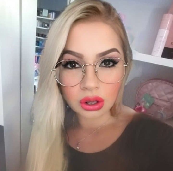 Rostinho mais perfeito e excitante.... algum tarado pra homenagear essa casada?