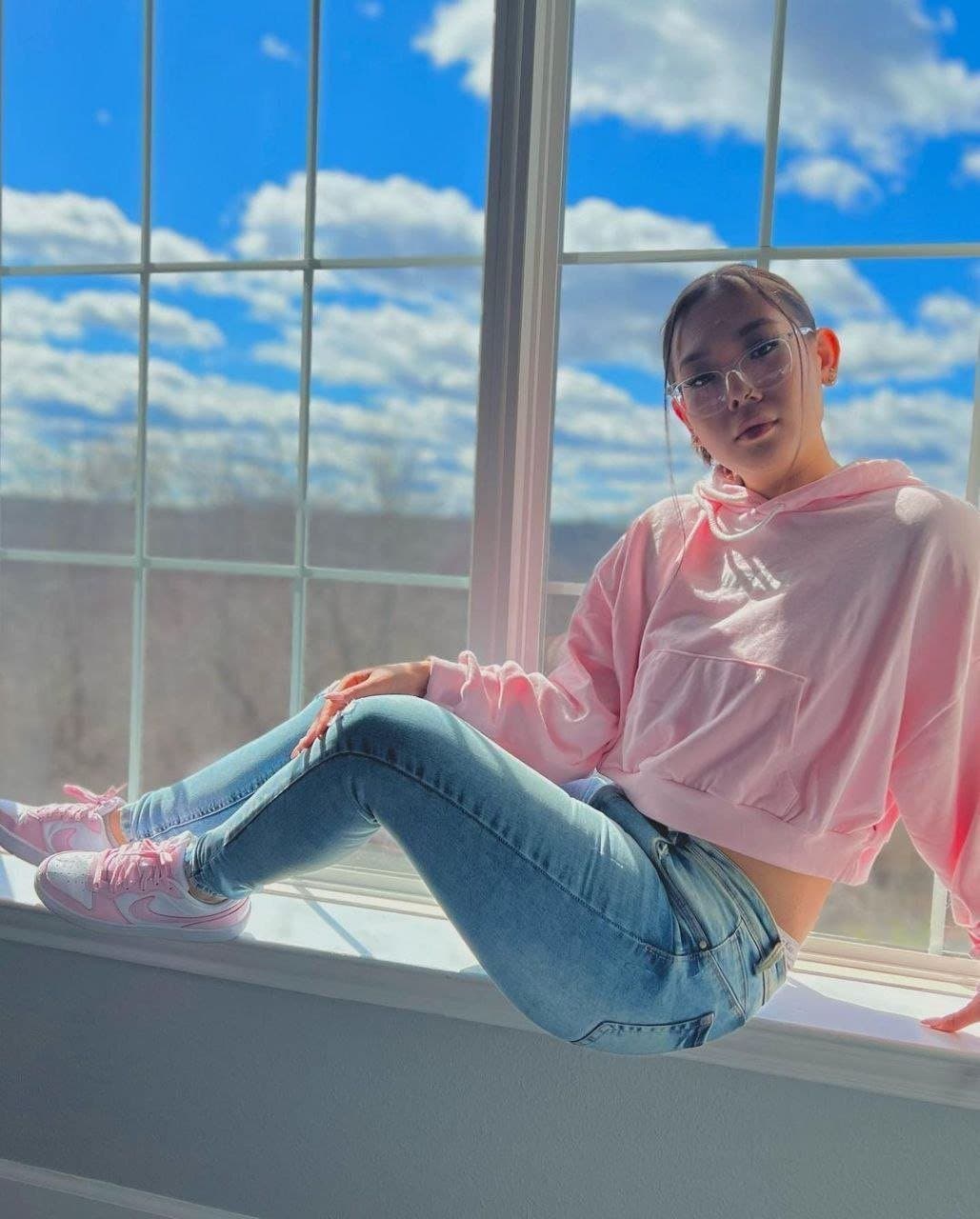 Ling thicc Asian babe Sloppy sucker Leaks