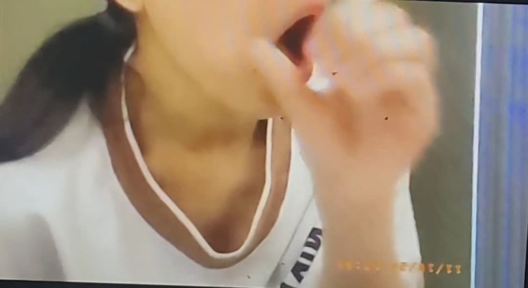 She pretends to blow a bbc + a vid of her sucking dick