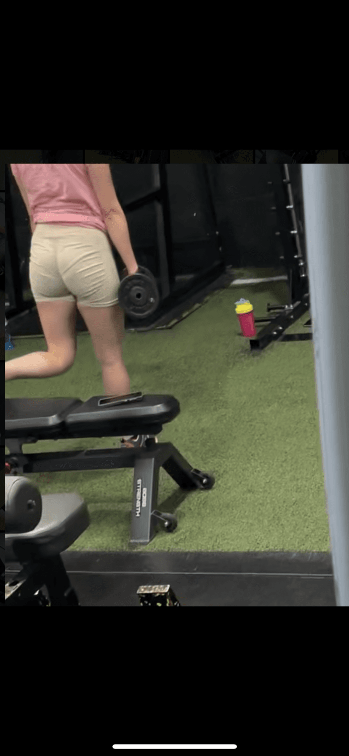 Se le marca el calzón a la putita