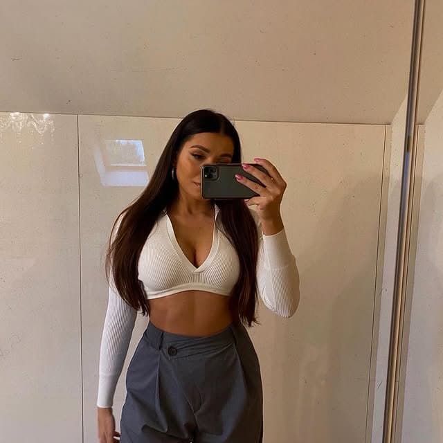 Click to view full size Luxury whore with fuckable mouth and tits