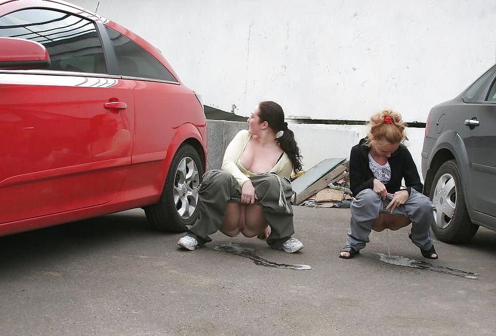 Random amateur women peeing 4