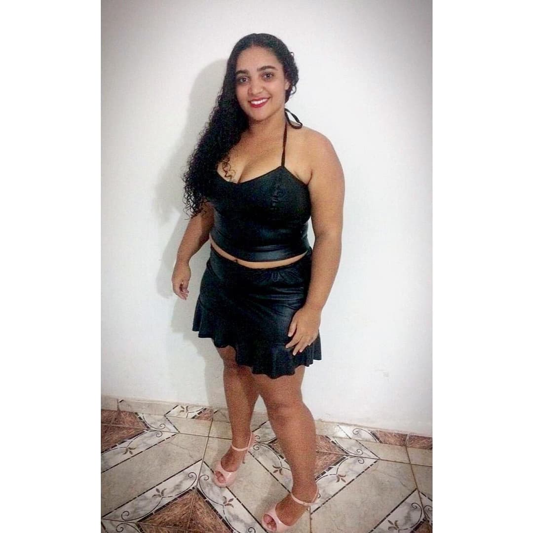 Ariella peituda safada gosta de mostrar para os seus machos