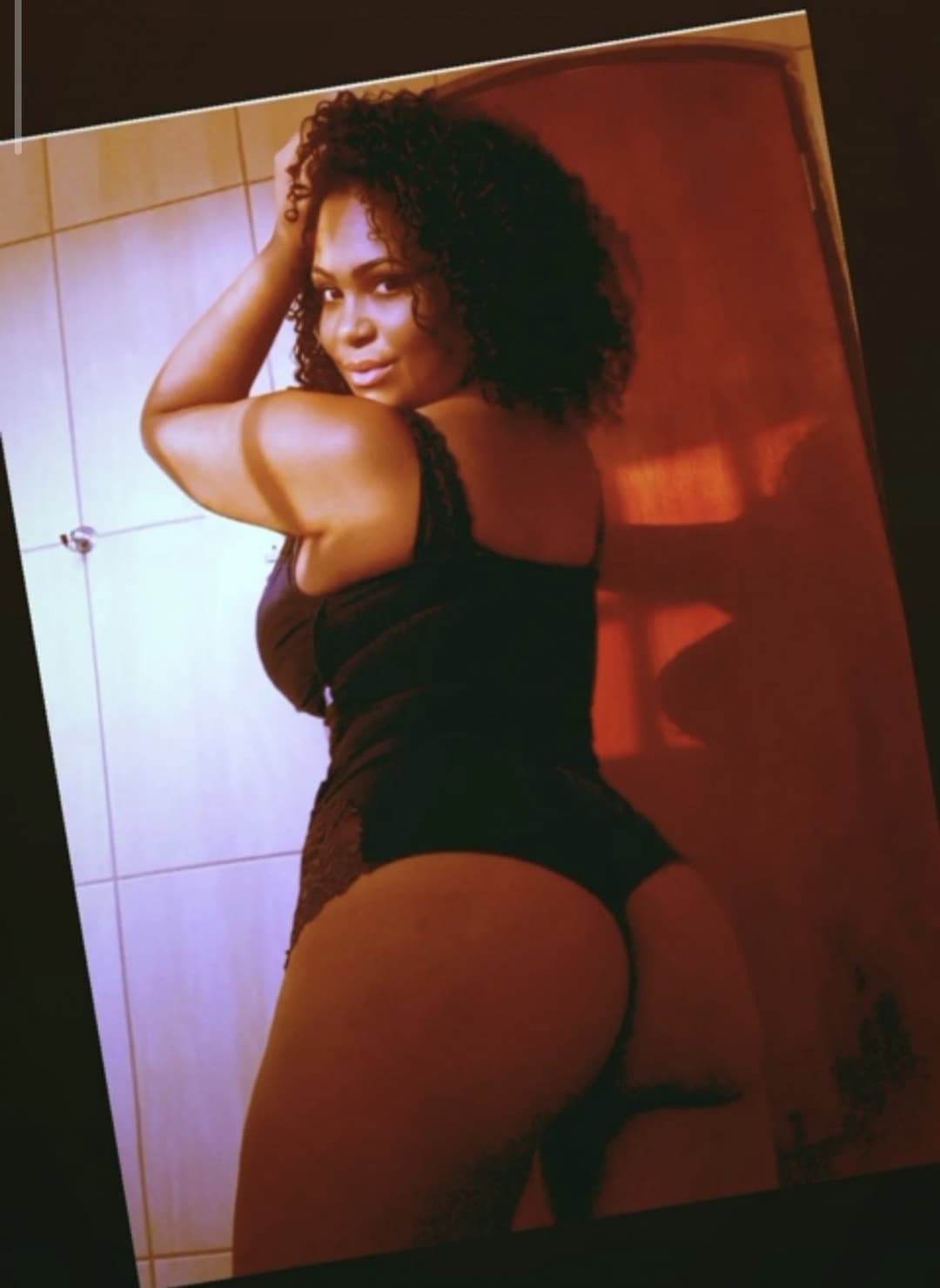 Coroa morena gostosa de Jacareí adora se exibir de lingerie | Coroa rabuda e peituda