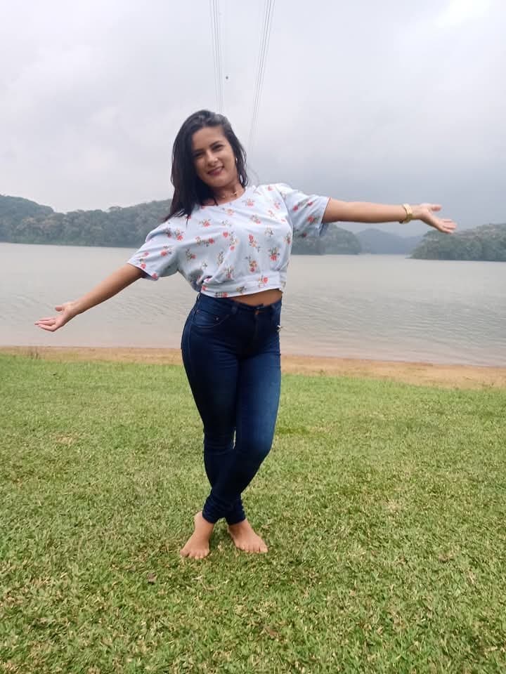 Casada Putinha teve seu vídeo vazado pelo seu comedor o cara comeu o cu no pelo e ainda gozo dentro