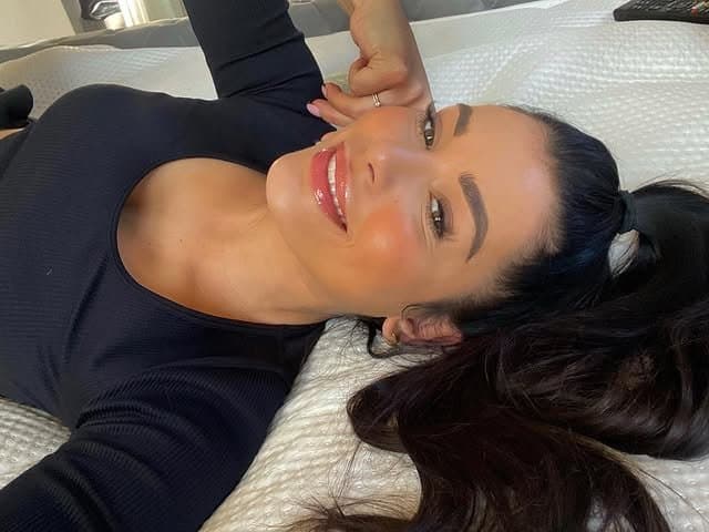 Click to view full size Luxury whore with fuckable mouth and tits