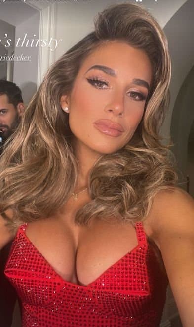 Jessie James Decker Banging Body&Big Luscious Melons and Hot Has Me Leaking for The Milf Beauty ??