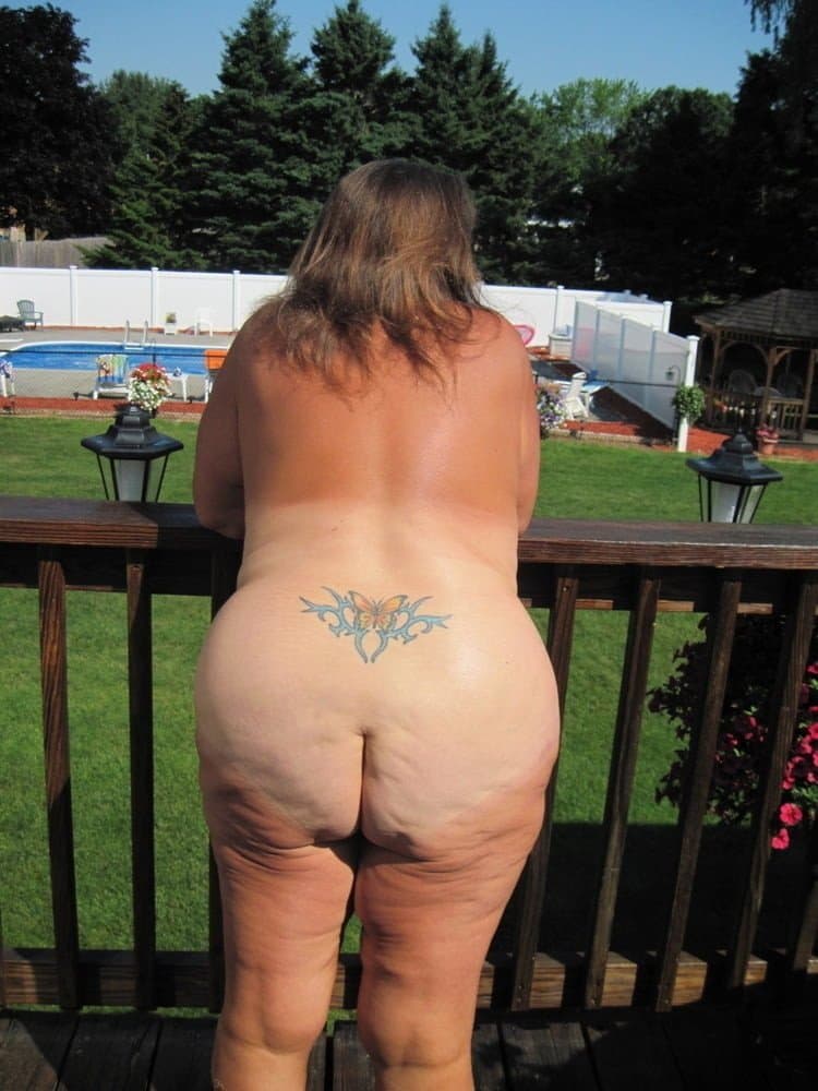 Click to view full size GILF Lucy loves to pose