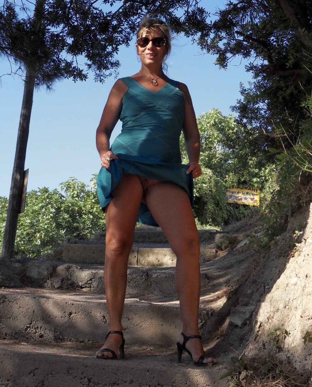 Lisa se promène sans culotte en Corse